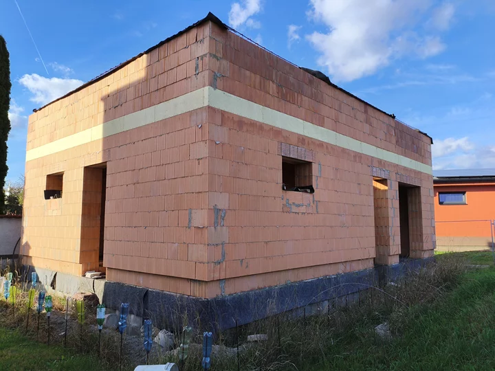 Stavební parcela s rozestavěnou stavbou RD v obci Troubky