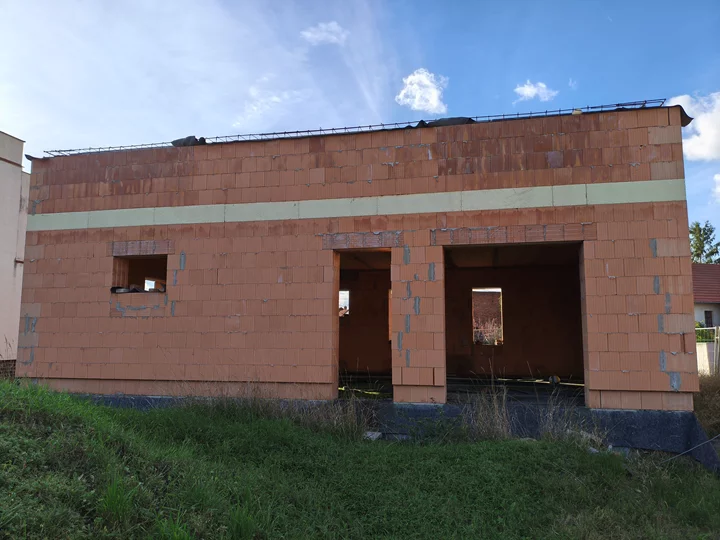 Stavební parcela s rozestavěnou stavbou RD v obci Troubky