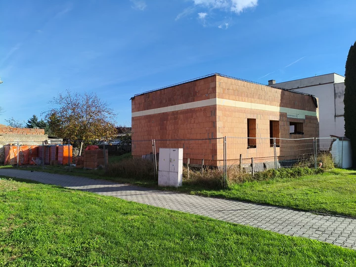 Stavební parcela s rozestavěnou stavbou RD v obci Troubky