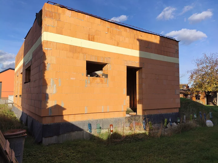 Stavební parcela s rozestavěnou stavbou RD v obci Troubky
