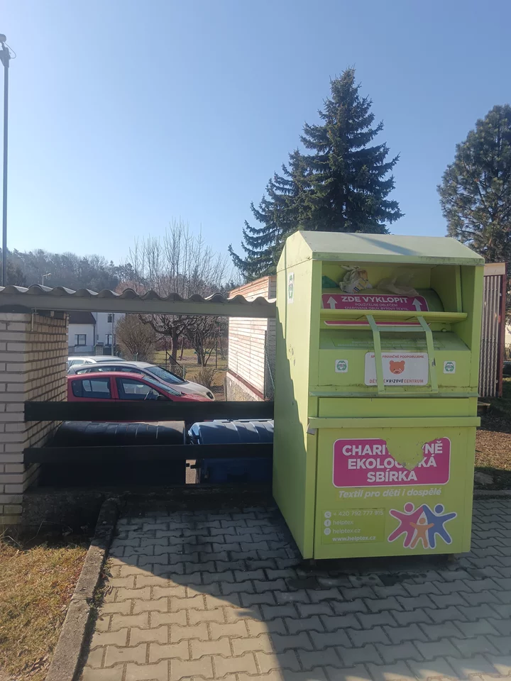 Sběrné kontejnery na oděvy, obuv a textil