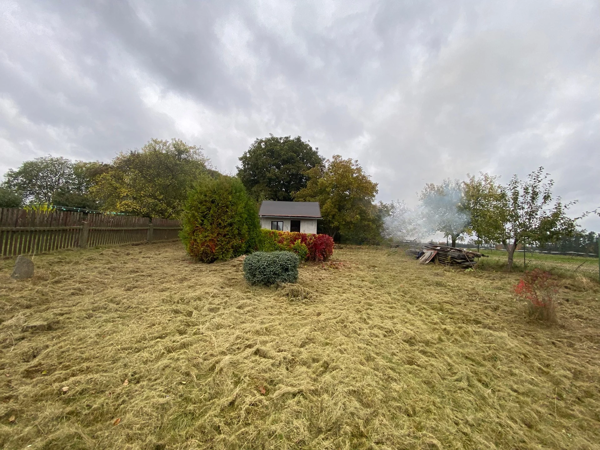 Podíl 1/5 na pozemku s chatou - obec Číhošť