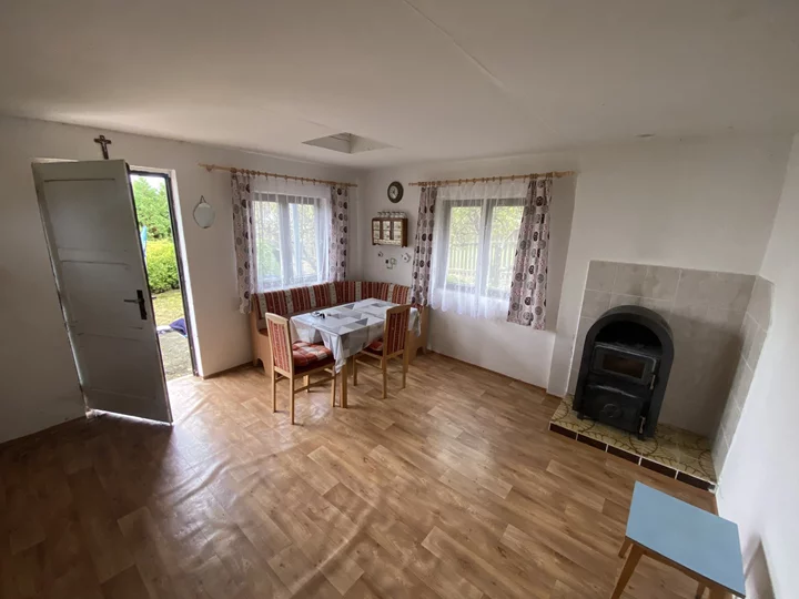 Podíl 1/5 na pozemku s chatou - obec Číhošť