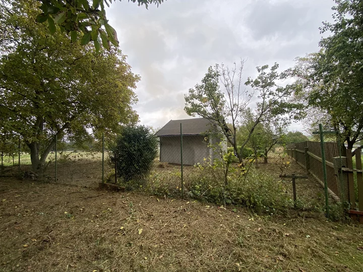 Podíl 1/5 na pozemku s chatou - obec Číhošť