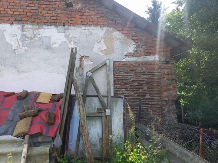 Prodej zajištěného majetku - podíl o velikosti 1/2 na stavební parcele s vedlejší stavbou a na pozemku ostatní plocha, Ohrazenice u Turnova