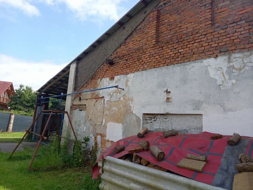 Prodej zajištěného majetku - podíl o velikosti 1/2 na stavební parcele s vedlejší stavbou a na pozemku ostatní plocha, Ohrazenice u Turnova